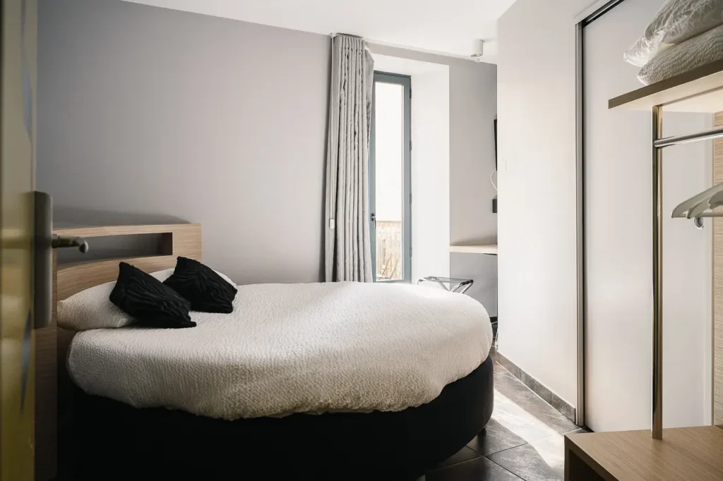 Chambre Cosy avec lit rond - Hôtel Les Fleurines, hôtel Aveyron à Villefranche-de-Rouergue