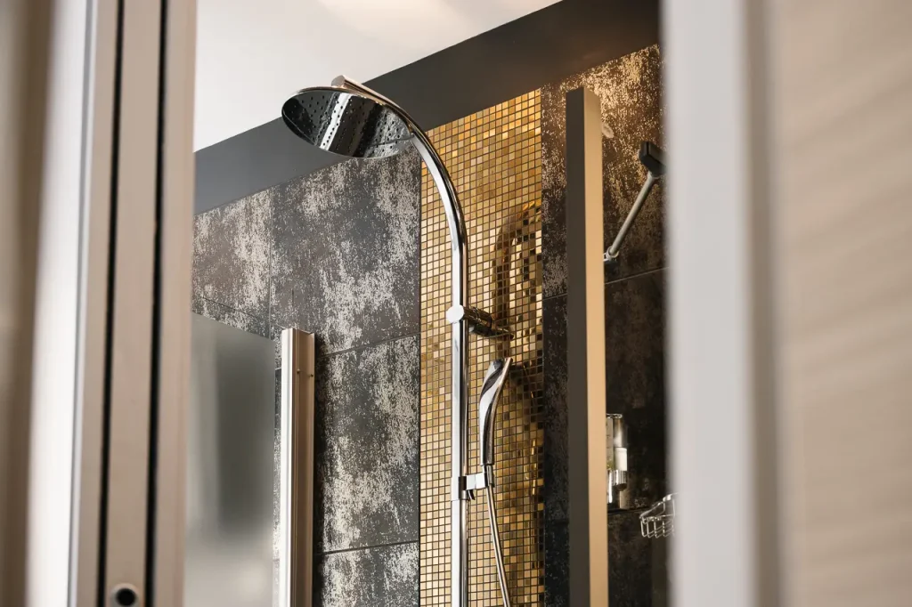 Douche à l'italienne avec mosaïque dorée - Hôtel Les Fleurines, hôtel contemporain en Aveyron à Villefranche-de-Rouergue