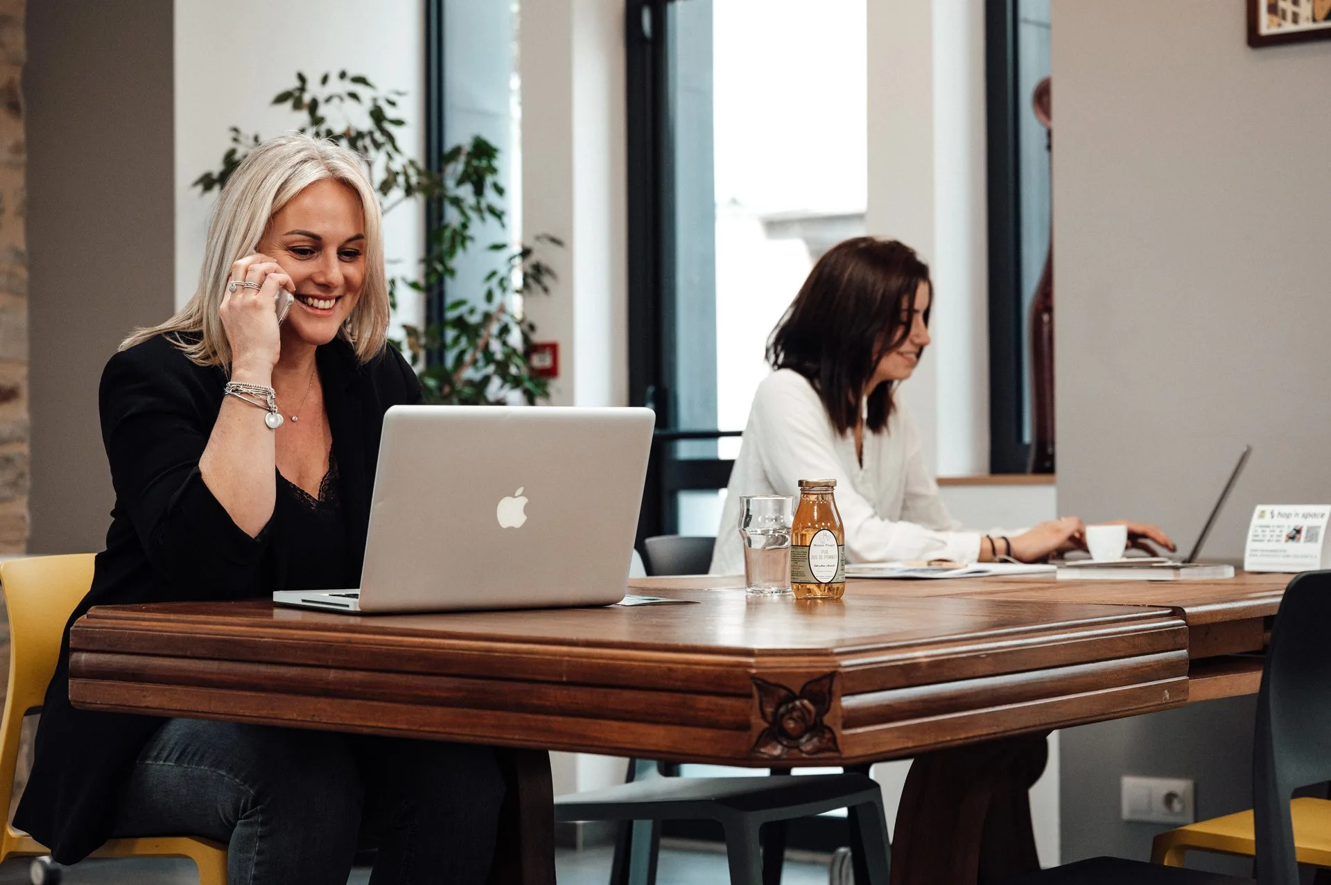 Espace de coworking moderne et lumineux à l’Hôtel Les Fleurines, à Villefranche-de-Rouergue, Aveyron. Un lieu paisible et inspirant pour travailler dans un cadre agréable et confortable.