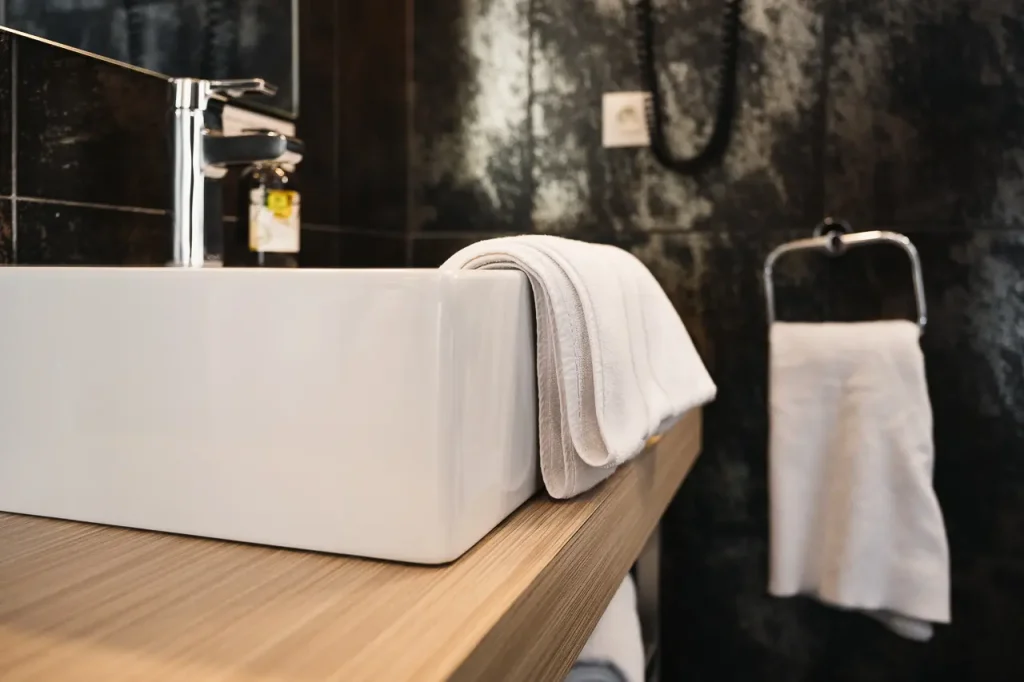 Vasque design et linge de toilette moelleux - Hôtel Les Fleurines, hôtel Aveyron à Villefranche-de-Rouergue