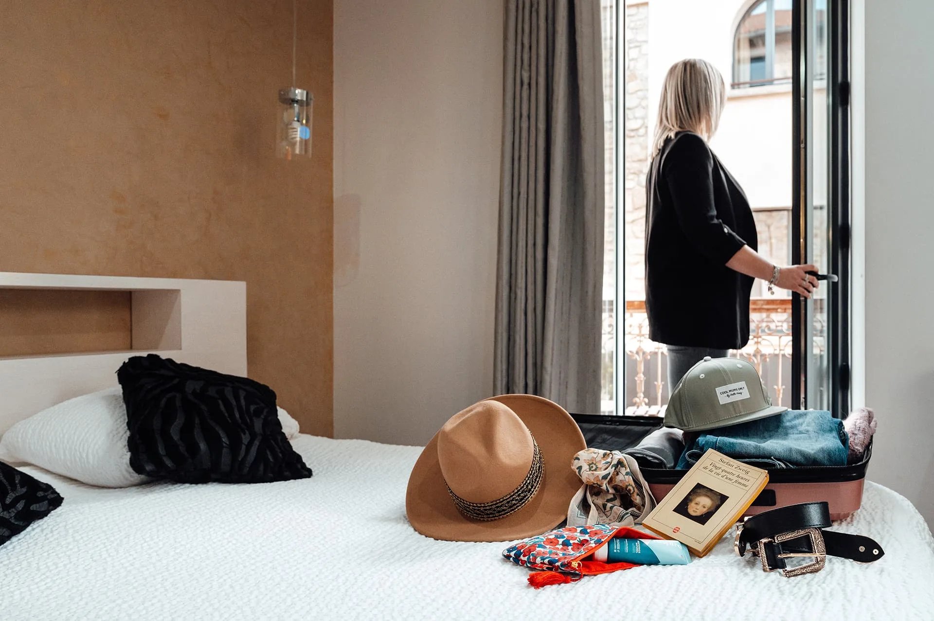 Profitez d’un séjour authentique à l’Hôtel Les Fleurines, où confort et simplicité se rencontrent. Nos chambres modernes et écoresponsables à Villefranche-de-Rouergue, en Aveyron, offrent une vue apaisante, idéale pour une escapade relaxante. Chapeau, casquette, ceinture et livre... chaque détail crée une atmosphère chaleureuse et accueillante, pour un voyage alliant nature et confort.