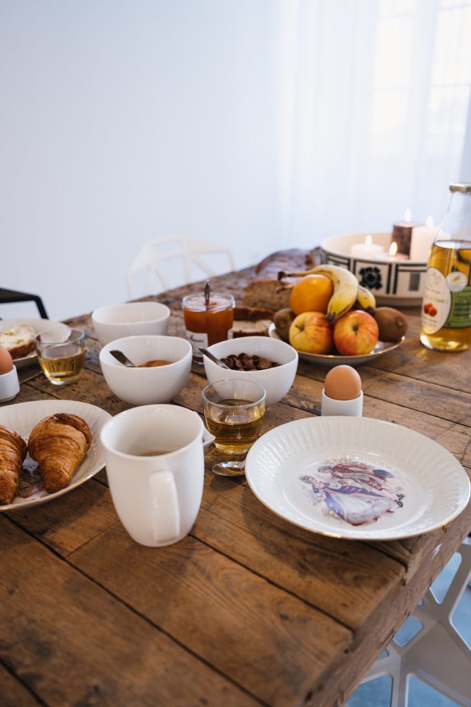 Petit-déjeuner équilibré et savoureux à l’Hôtel Les Fleurines à Villefranche-de-Rouergue, Aveyron. Des produits frais et locaux, dans une ambiance chaleureuse, pour bien commencer la journée.