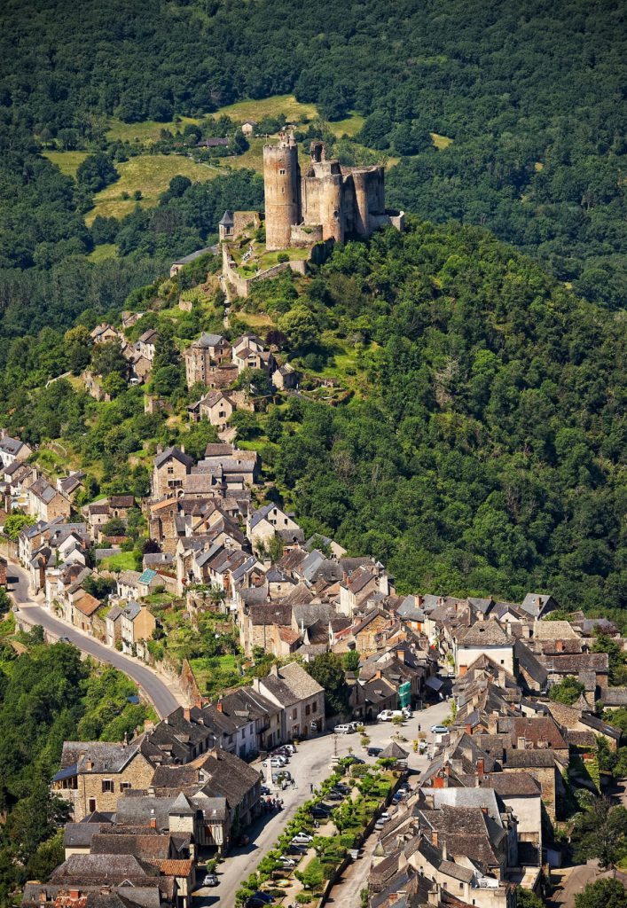 Vue imprenable sur Najac, l'un des plus beaux villages de France, et son château médiéval, un site historique majestueux entouré de nature, situé à quelques kilomètres de l'Hôtel Les Fleurines à Villefranche-de-Rouergue, en Aveyron.