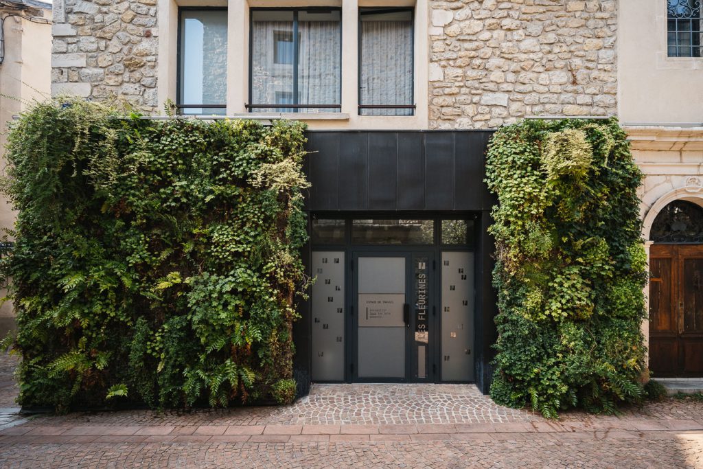 Façade végétalisée et entrée de l'Espace de Travail de l'Hôtel Les Fleurines à Villefranche-de-Rouergue, Aveyron