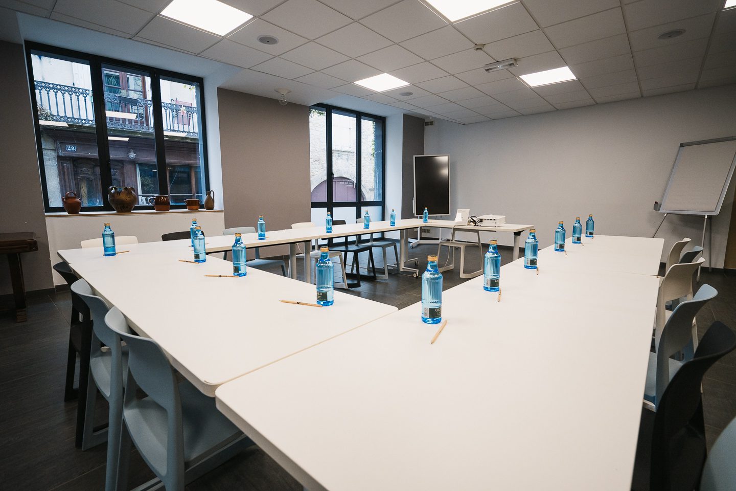 Espace de travail modulable pour séminaires, formations et réunions, Hôtel Les Fleurines, hôtel Aveyron à Villefranche-de-Rouergue