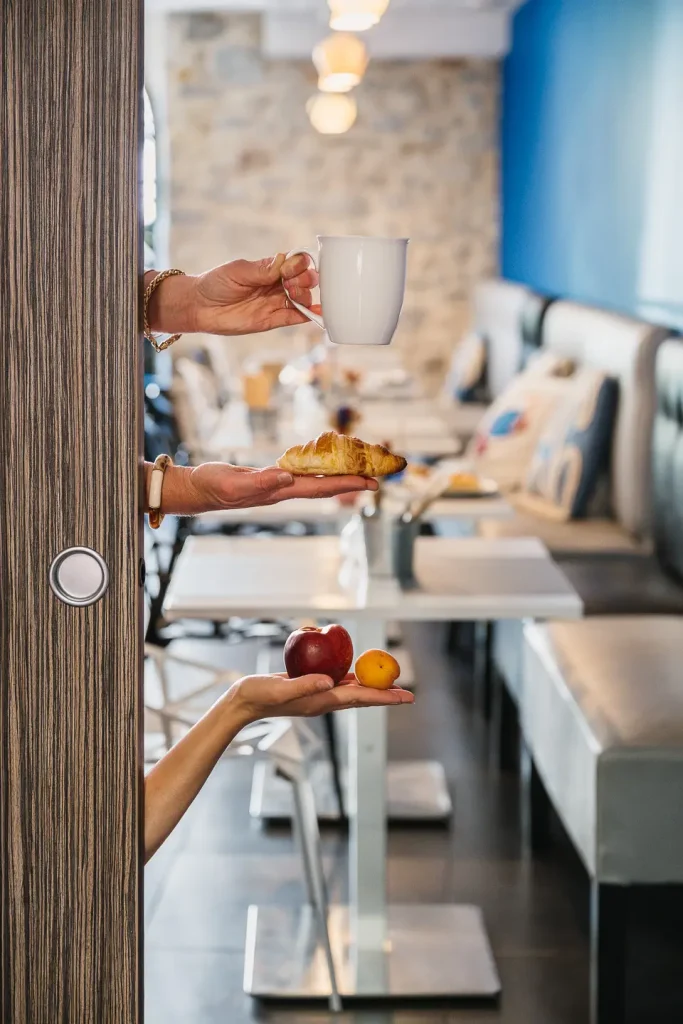 Petit-déjeuner avec produits locaux comme café, croissant et fruits frais servi à l'Hôtel Les Fleurines, hôtel Aveyron à Villefranche-de-Rouergue