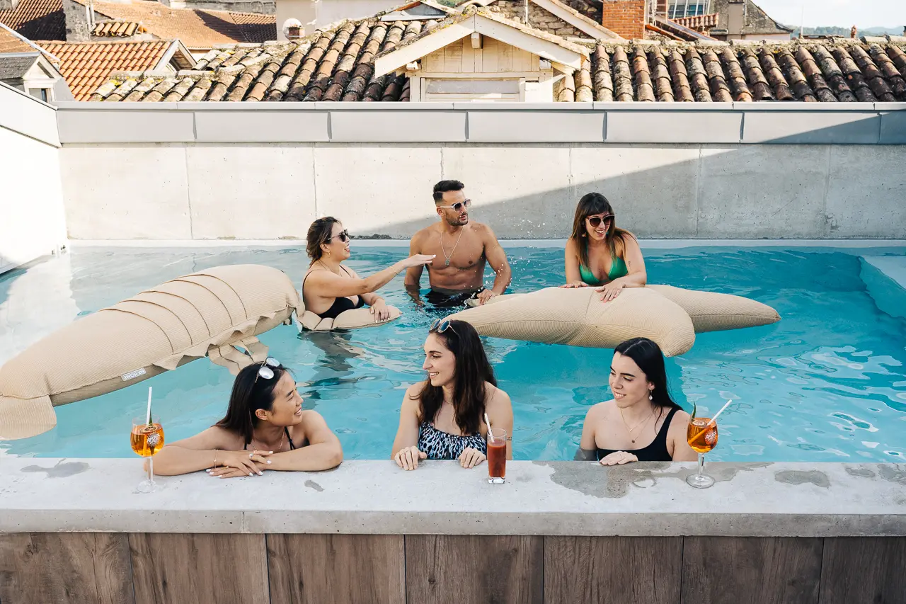 Rooftop piscine avec vue sur les toits de tuiles de Villefranche-de-Rouergue - Hôtel Les Fleurines, hôtel Aveyron