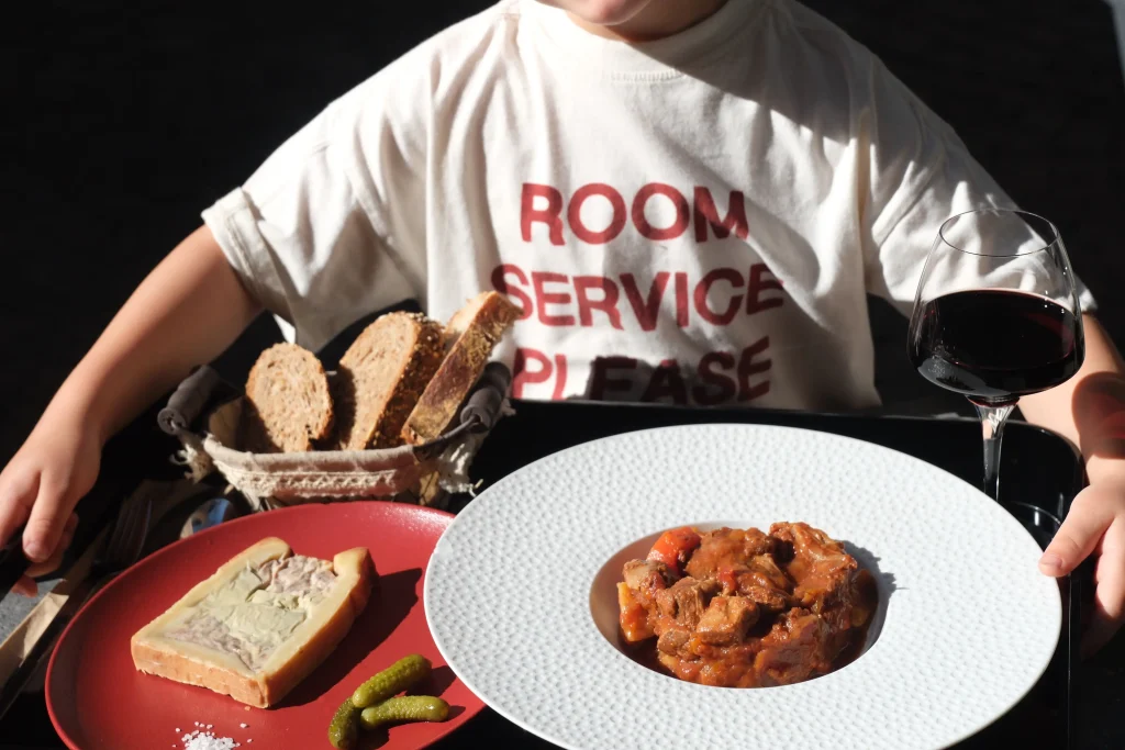 Plateau room-service avec plats gourmands et vin - Hôtel Les Fleurines, hôtel Aveyron à Villefranche-de-Rouergue