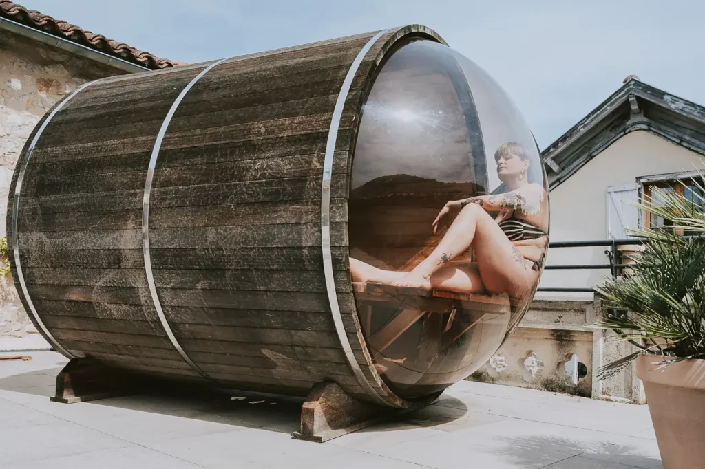 Sauna tonneau en bois sur le rooftop avec vue sur la bastide de Villefranche-de-Rouergue - Hôtel Les Fleurines, hôtel spa en Aveyron